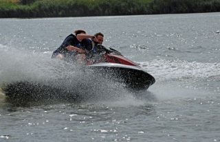  Jetskifahren mit hoher Geschwindigkeit 